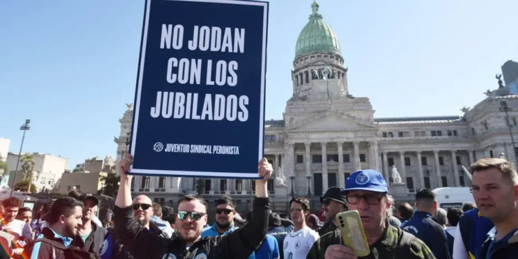 Jubilados y organizaciones marchan contra los vetos de Milei en Plaza de Mayo