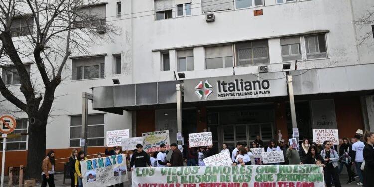 Familiares de víctimas del fentanilo protestan en La Plata por justicia