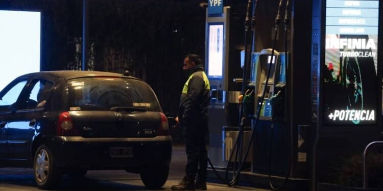 YPF lanza precios diferenciados para nafta y gasoil en sus estaciones