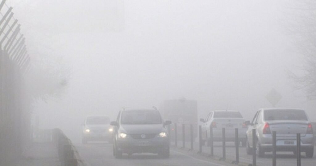 Niebla densa afecta la circulación en Buenos Aires y obliga a extremar precauciones