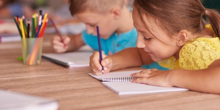 Impacto de la prohibición de celulares en aulas de Países Bajos tras un año