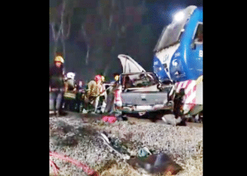 Tren embiste camioneta en Buenos Aires: un muerto y varios heridos