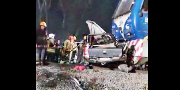 Tren embiste camioneta en Buenos Aires: un muerto y varios heridos