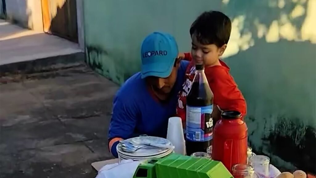 Un niño homenajea a recolectores de basura en su cumpleaños especial
