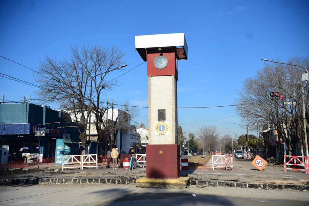 El reloj de Los Hornos en La Plata vuelve a marcar las horas tras su restauración