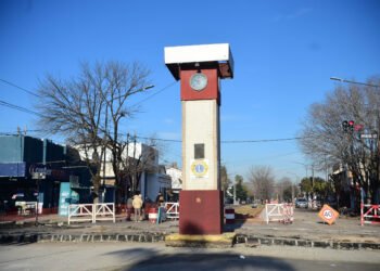 El reloj de Los Hornos en La Plata vuelve a marcar las horas tras su restauración