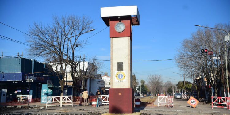El reloj de Los Hornos en La Plata vuelve a marcar las horas tras su restauración