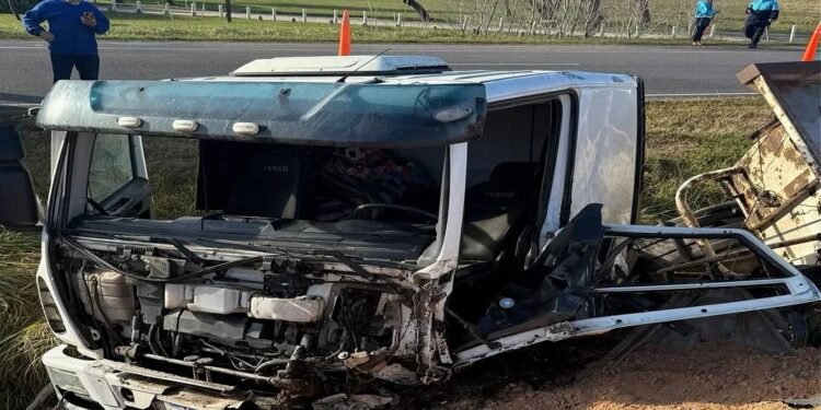 Camión vuelca en la Ruta Provincial N°11 y genera demoras en el tránsito