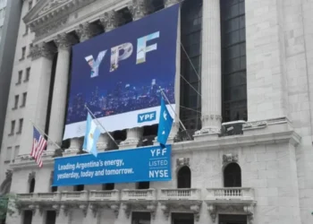 Argentina apela fallo que ordena entregar acciones de YPF a fondos buitre