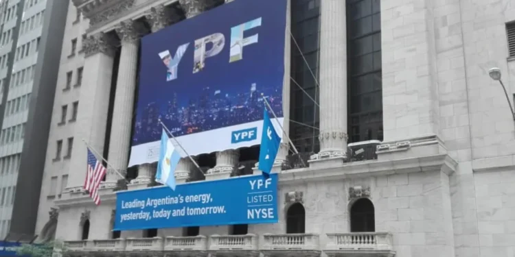 Argentina apela fallo que ordena entregar acciones de YPF a fondos buitre