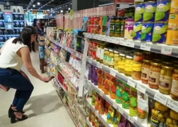 El uso de tarjetas de crédito crece en compras de supermercado, alerta UBA