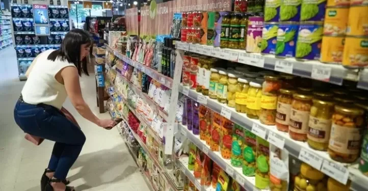 El uso de tarjetas de crédito crece en compras de supermercado, alerta UBA