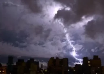 Tormenta de Santa Rosa azota 16 provincias con alertas extremas en el país