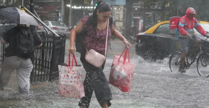 Tormenta de Santa Rosa causa inundaciones y alertas en 12 provincias