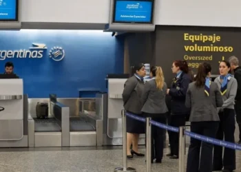 Paro de controladores aéreos afecta a 8.000 pasajeros en Aerolíneas Argentinas