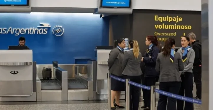 Paro de controladores aéreos afecta a 8.000 pasajeros en Aerolíneas Argentinas