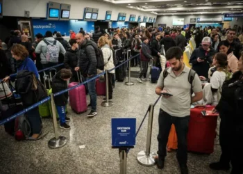 Controladores aéreos iniciaron paro que afecta vuelos en Aeroparque