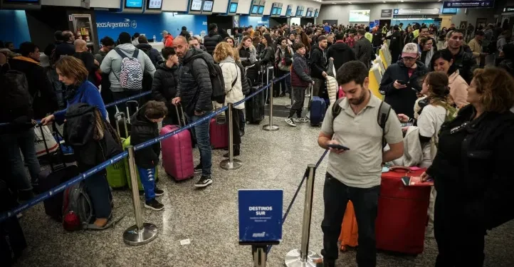 Controladores aéreos iniciaron paro que afecta vuelos en Aeroparque