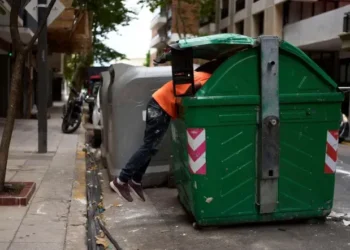 Multas de hasta $900 mil por revuelvo de basura en la Ciudad de Buenos Aires