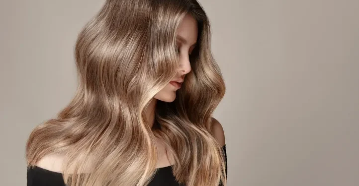 Primavera 2025: el pelo natural y saludable se impone en las tendencias