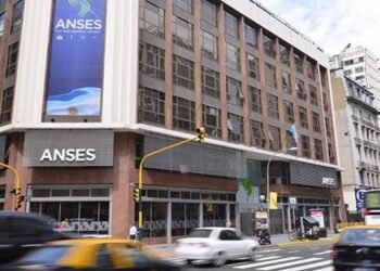 Aumentos en prestaciones de ANSES: ¿Quiénes cobrarán más de $320.000?