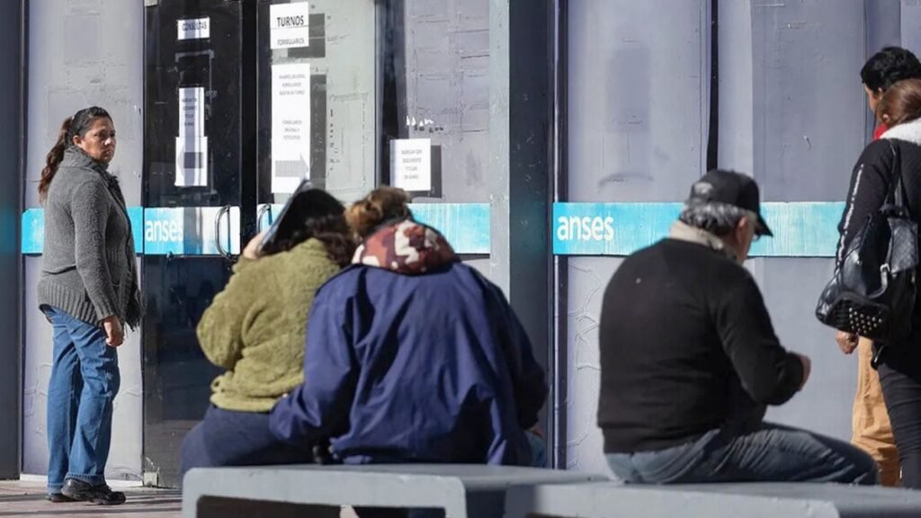 ANSES: ¿Quiénes cobran jubilaciones y asignaciones en agosto?