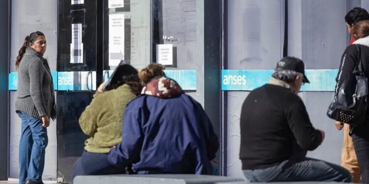 ANSES: ¿Quiénes cobran jubilaciones y asignaciones en agosto?