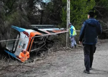 Colectivo vuelca en Bariloche: pasajeros con lesiones leves pero sin gravedad