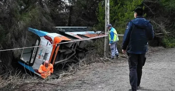 Colectivo vuelca en Bariloche: pasajeros con lesiones leves pero sin gravedad