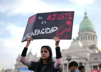 Movilización masiva frente al Congreso contra los vetos de Milei a derechos sociales