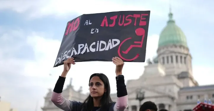 Movilización masiva frente al Congreso contra los vetos de Milei a derechos sociales
