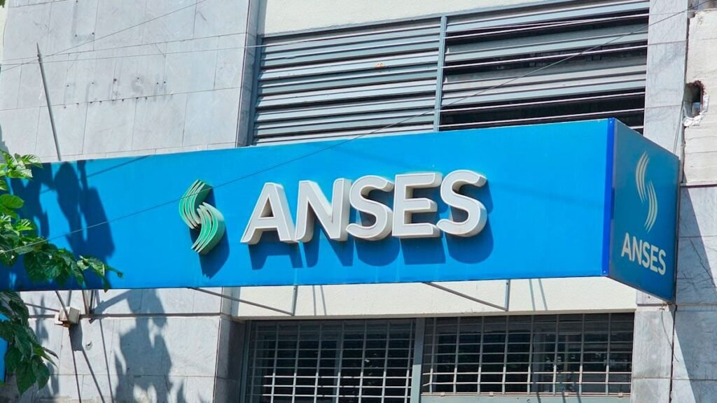 ANSES: ¿Quiénes cobran jubilaciones y AUH esta semana en Argentina?