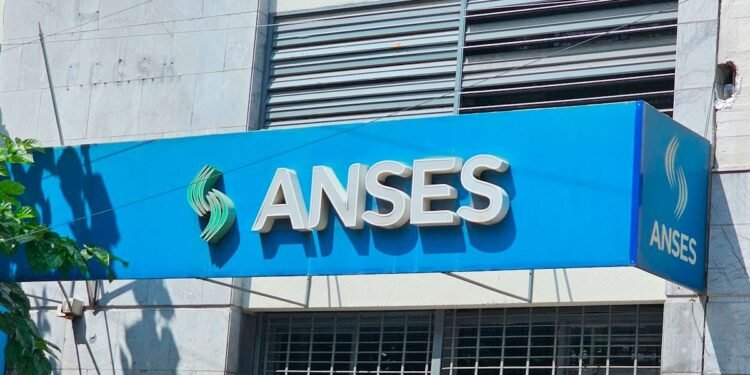 ANSES: ¿Quiénes cobran jubilaciones y AUH esta semana en Argentina?