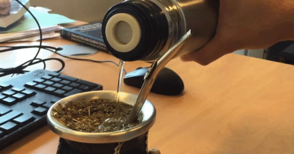 La polémica del mate en el trabajo revive tras viralización en Uruguay