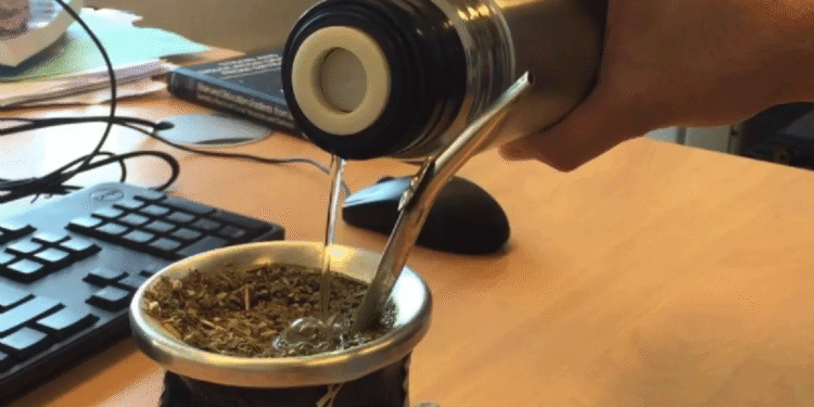 La polémica del mate en el trabajo revive tras viralización en Uruguay