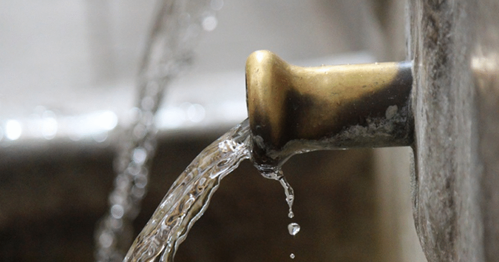 Falsificación de documentos y agua contaminada: allanamientos en Mar del Sud