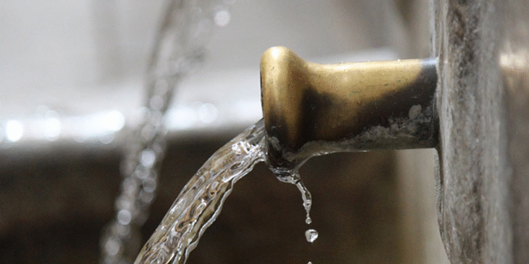 Falsificación de documentos y agua contaminada: allanamientos en Mar del Sud