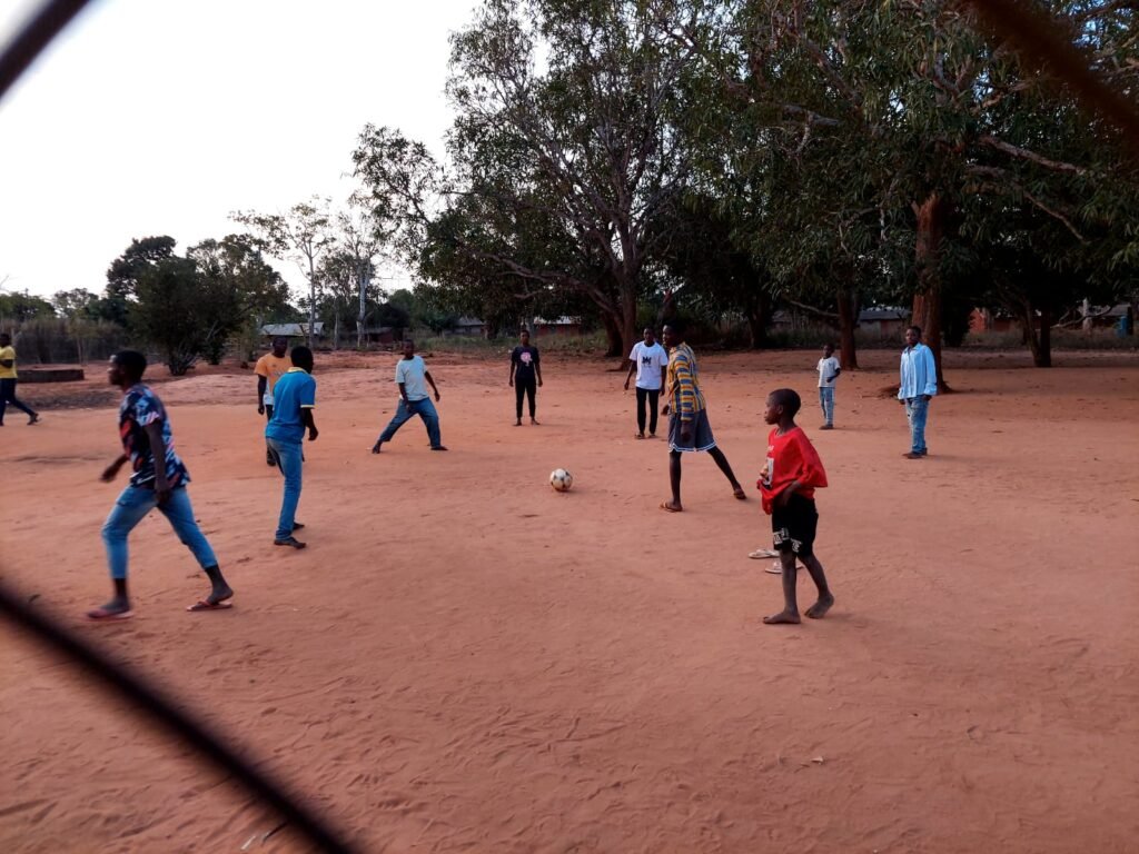 El padre Guillermo Gómez lanza proyecto social y deportivo en Mozambique