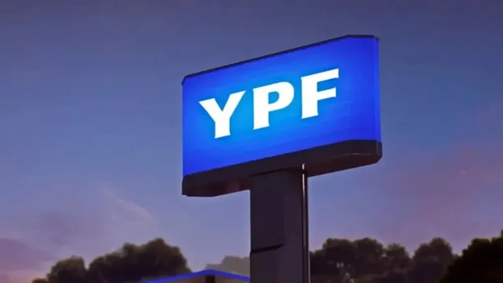 YPF lanza descuentos nocturnos del 6% para combustibles y sus app se duplica