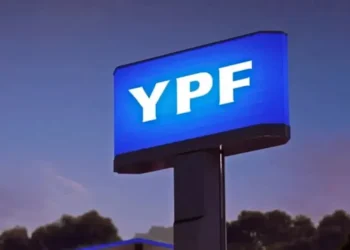 YPF lanza descuentos nocturnos del 6% para combustibles y sus app se duplica