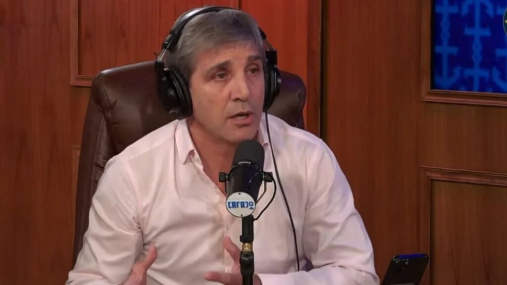 Caputo minimiza la suba del dólar y asegura que la economía es sólida