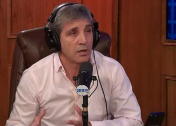 Caputo minimiza la suba del dólar y asegura que la economía es sólida