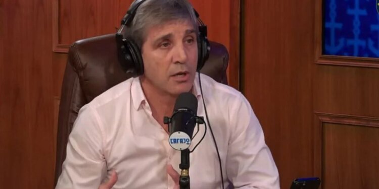 Caputo minimiza la suba del dólar y asegura que la economía es sólida