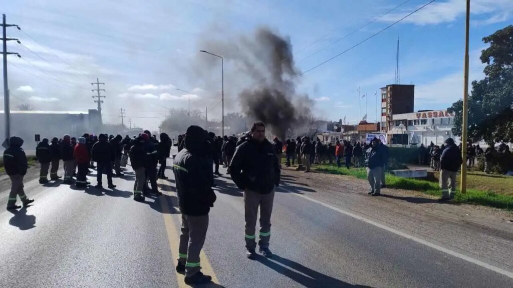 Cortes en la Ruta Nacional 33 por salarios adeudados en Vassalli