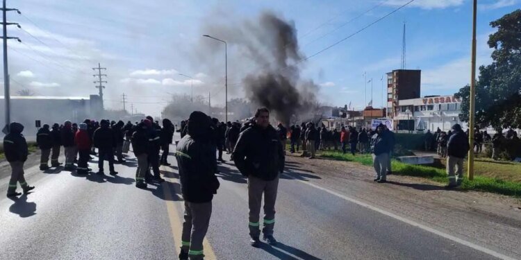 Cortes en la Ruta Nacional 33 por salarios adeudados en Vassalli