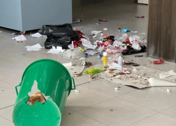 Estudiante agredió a trabajadores en protesta por salarios en universidad​