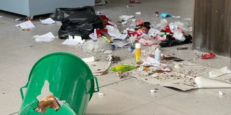 Estudiante agredió a trabajadores en protesta por salarios en universidad​