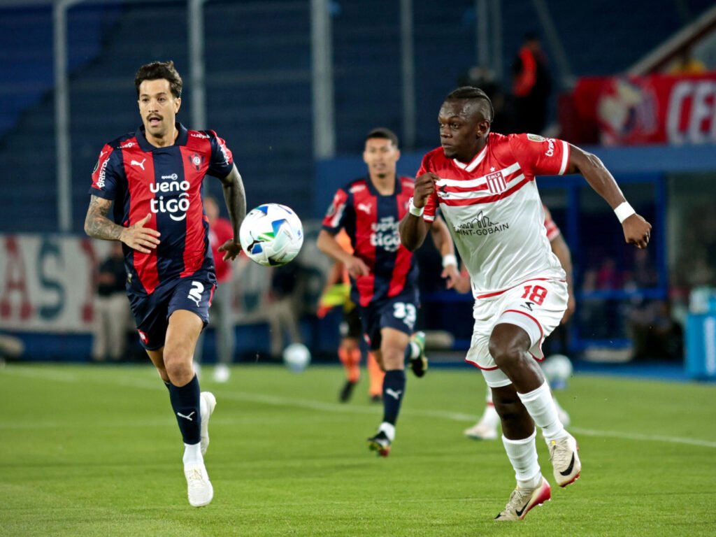 Estudiantes logra un valioso triunfo en Paraguay y avanza en la Libertadores