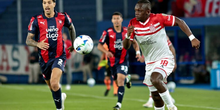 Estudiantes logra un valioso triunfo en Paraguay y avanza en la Libertadores