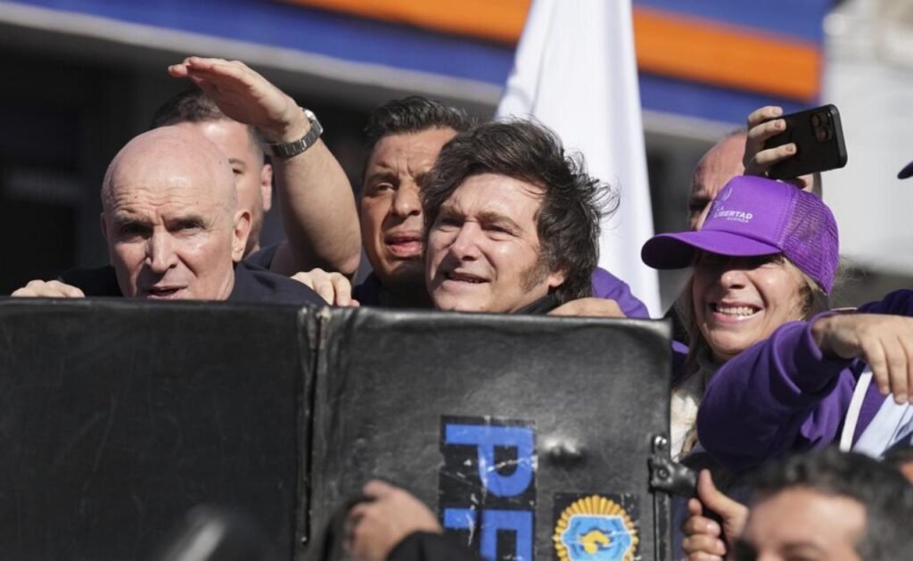 Tensión y seguridad en la caravana electoral de Javier Milei en Lomas de Zamora